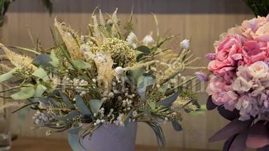 干燥的花束，白色格子花，桉树，洋甘菊和蕨类植物。 花店装饰装修